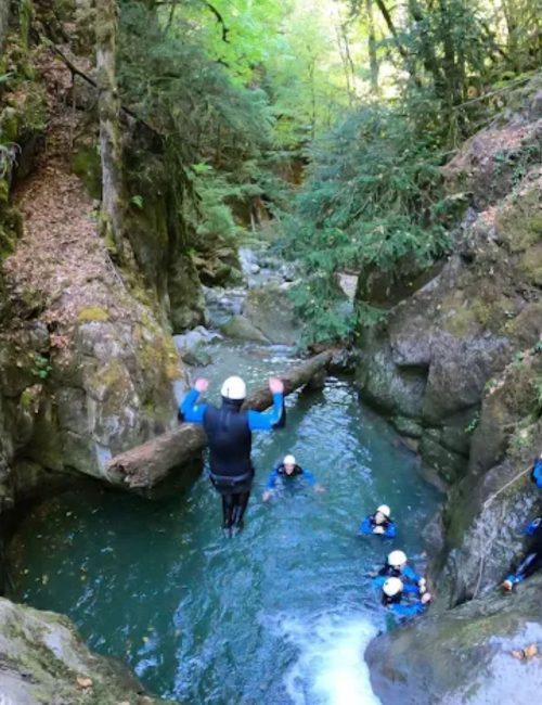 CANYON DU BRONZE DE THUET (74130) Le canyon du Bronze se situe en amont du village de Thuet, à 35 minutes de Samoëns. C'est un canyon accessible à tout public, débutants et initiés, dans des gorge